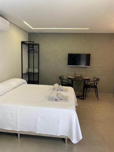 sypialnia z łóżkiem i stołem z krzesłami w obiekcie Loft de luxo w mieście Araxá
