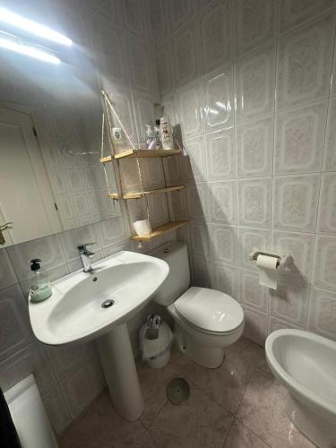 a bathroom with a white sink and a toilet at Habitación 3 - 3 planta sin ascensor in Fuengirola