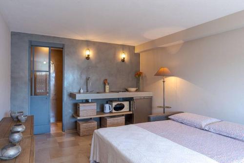 1 dormitorio con cama y lavamanos en Suite in Villa Emilia- amazing lake view en Cernobbio