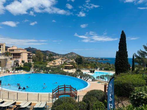 - une grande piscine avec des personnes dans l'établissement Cap ESTEREL Village , AGAY 4prs Climatisé-WIFI-Parking INCLUS, à Saint-Raphaël