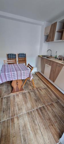 um quarto com uma mesa e duas cadeiras e uma cozinha em Locuință rezidențială la mare em Constança