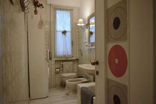 a bathroom with a toilet and a sink and a mirror at Casa Laghetto Policlinico in San Donato Milanese