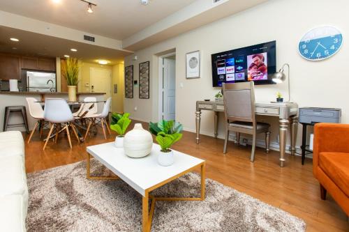 een woonkamer met een bank en een tafel bij Continuum Homes - Irvine Apartments in Irvine