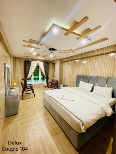 - une chambre avec un grand lit dans l'établissement Hotel five star Skardu, à Skardu
