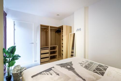 een slaapkamer met een bed en een raam bij Nr 28 TravelHome in Heusden - Zolder