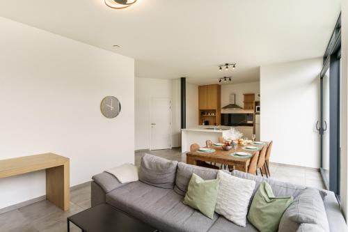 ein Wohnzimmer mit einem Sofa und einem Tisch in der Unterkunft Nr 28 TravelHome in Heusden - Zolder