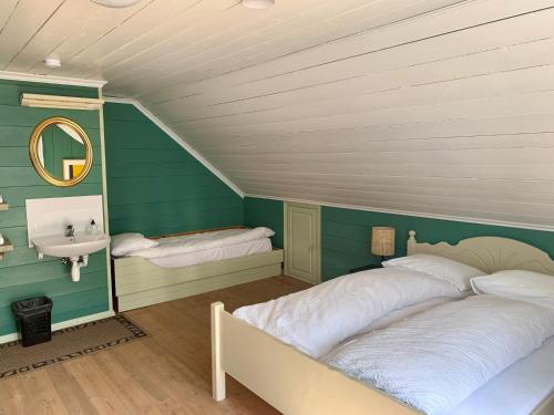 um quarto com uma cama e um lavatório em Guddals Tunet em Rosendal
