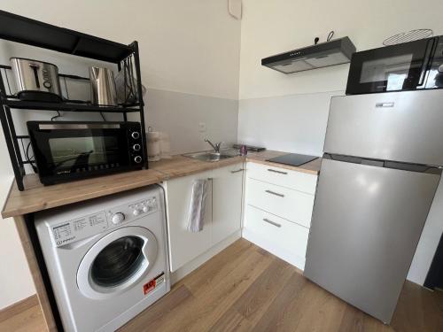 Kuchyň nebo kuchyňský kout v ubytování Logement lumineux rénové à neuf