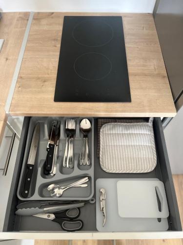 un tiroir dans une cuisine avec une table en bois dans l'établissement Logement lumineux rénové à neuf, à La Voulte-sur-Rhône