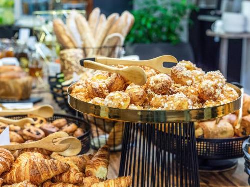 - un assortiment de pâtisseries et de pains dans une boulangerie dans l'établissement Mercure Annecy Centre, à Annecy