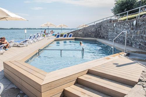una piscina con gente en el agua en Hotel Eurobus en Kaluža