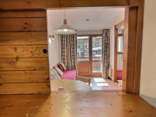 un salon avec un canapé et une table dans l'établissement Appartement 2P 4 pers, Val d’Isère, skis aux pieds, proche village, navettes et services à proximité - FR-1-411-153, à Val dʼIsère