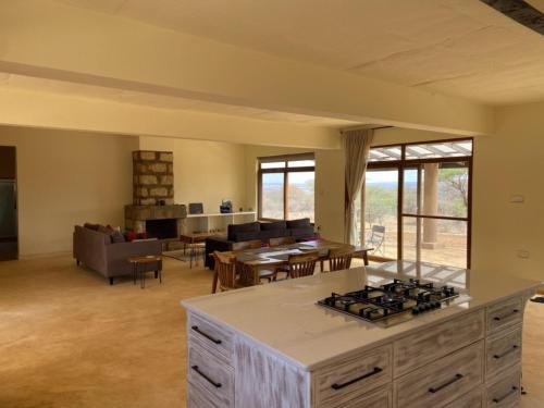 cocina y sala de estar con fogones en Kichaka Villa, en Ilbisil