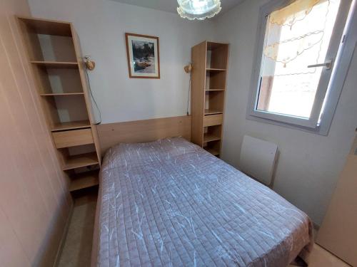 Cama ou camas em um quarto em Appartement Les Deux Alpes, 2 pièces, 6 personnes - FR-1-516-60