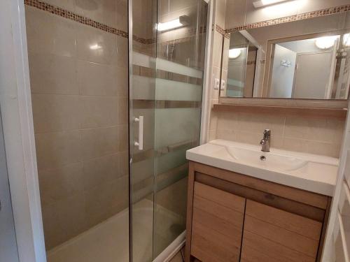 a bathroom with a sink and a shower at Appartement Les Deux Alpes, 2 pièces, 6 personnes - FR-1-516-60 in Les Deux Alpes
