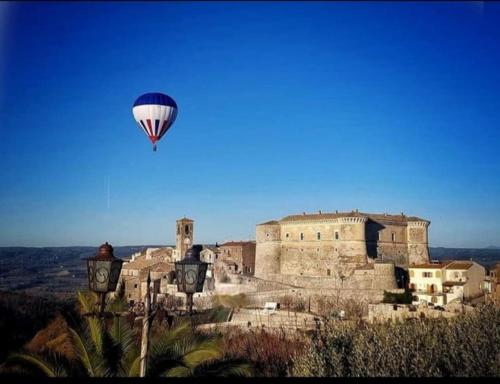 a hot air balloon flying over a castle at Le Casette dei Nonni in Alviano