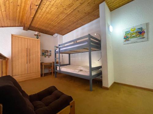 - un salon avec des lits superposés dans l'établissement Appartement T2 duplex au coeur de Samoëns, balcon, WIFI, animaux admis - FR-1-624-1, à Samoëns