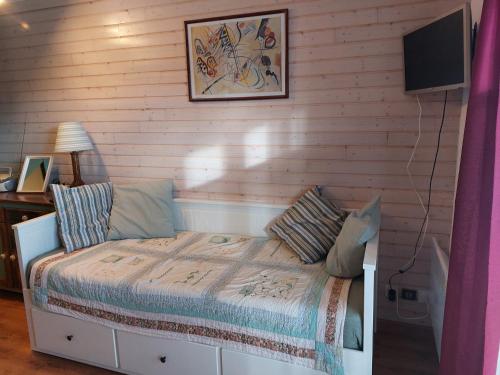 a bedroom with a white bed with a wall at Studio Mont-de-Lans, 1 pièce, 4 personnes - FR-1-516-174 in Les Deux Alpes