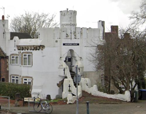 - un bâtiment blanc avec un château sur le côté dans l'établissement Charming 3-Bed Apartment in London, à Hendon