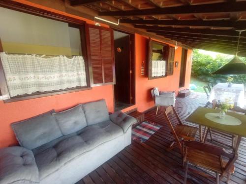 salon z kanapą i stołem w obiekcie Casa de praia cantinho do Saco 12 pessoas w mieście Angra dos Reis