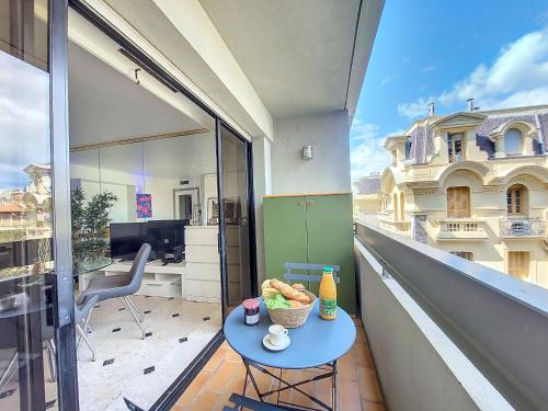 Nestor&Jeeves - POP ART - central - balcony photo 3