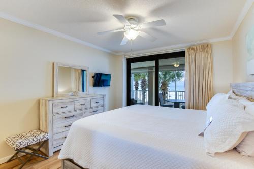 Schlafzimmer mit einem weißen Bett und einem Deckenventilator in der Unterkunft White Caps 201 in Orange Beach