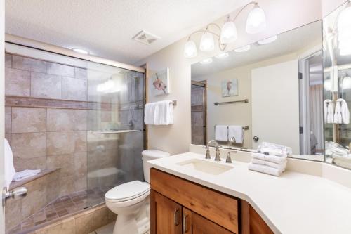ein Bad mit einem Waschbecken, einer Dusche und einem WC in der Unterkunft White Caps 201 in Orange Beach