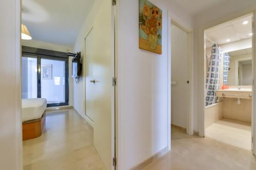 Un baño blanco con ducha y lavabo. en Enorme apartamiento en CALA ALTA de Villajoyosa, en Cala de Finestrat