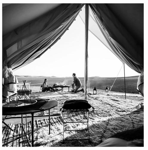 Noé Nomade في Sidi Bou Othmane: مجموعة من الناس يجلسون تحت خيمة على الشاطئ