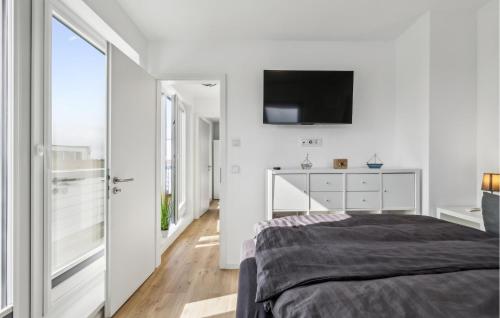 Una cama o camas en una habitación de Amazing Home In Tossens With Kitchen
