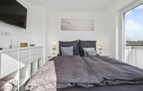Una cama o camas en una habitación de Amazing Home In Tossens With Kitchen