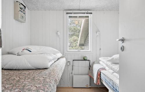 um quarto com 2 camas e uma janela em Awesome Home In Hirtshals With Kitchen em Hirtshals