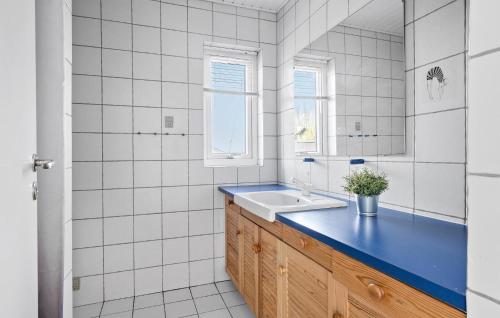 Amazing Home In Grsten With House Sea View tesisinde bir banyo