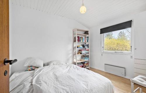 Легло или легла в стая в 3 Bedroom Stunning Home In Dronningmlle
