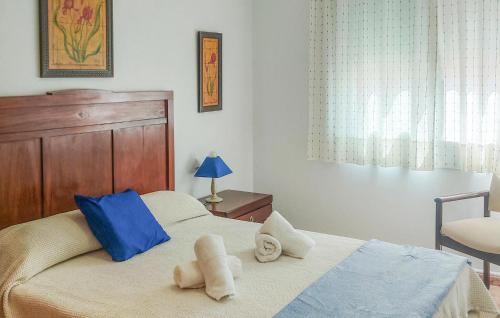 - une chambre avec un lit et des serviettes dans l'établissement Stunning Apartment In San Pedro Del Pinatar With Wifi, à San Pedro del Pinatar