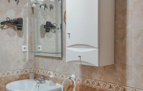 La salle de bains est pourvue d'un lavabo et d'un miroir. dans l'établissement Stunning Apartment In San Pedro Del Pinatar With Wifi, à San Pedro del Pinatar