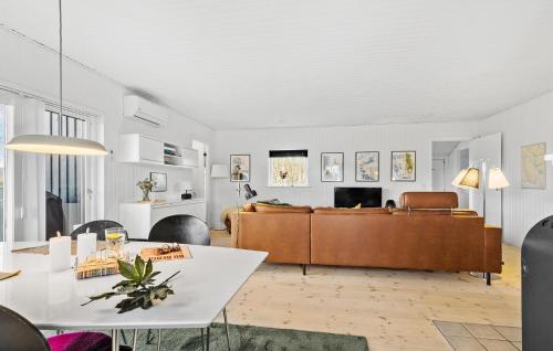- un salon avec un canapé et une table dans l'établissement Stunning Home In Sydals With Kitchen, à Skovbyballe