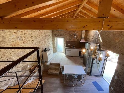 a living room with a table and a kitchen at Casa da Maravilhas in Viana do Castelo