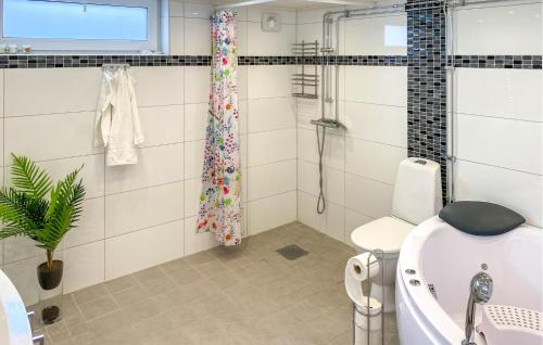 een badkamer met een douche, een wastafel en een bad bij Amazing Apartment In Vimmerby With Kitchen in Vimmerby