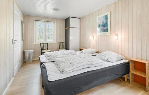 Strandby GårdeにあるRonaldoのベッドルーム1室(大型ベッド1台付)
