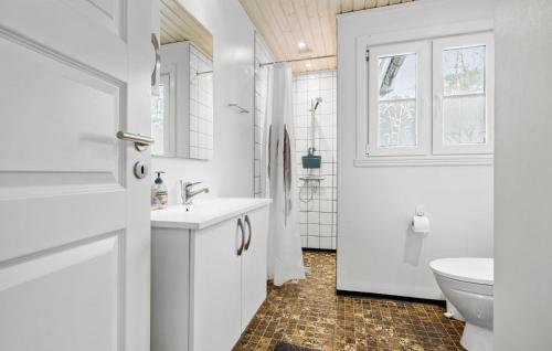 Strandby GårdeにあるRonaldoの白いバスルーム(洗面台、トイレ付)