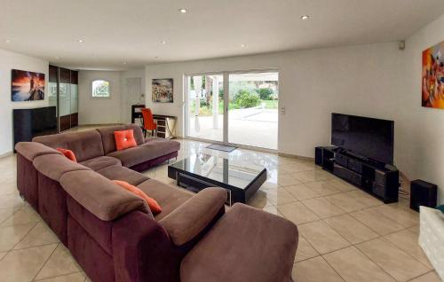 un salon avec deux canapés et une télévision dans l'établissement Nice Home In Léon With Kitchen, à Léon