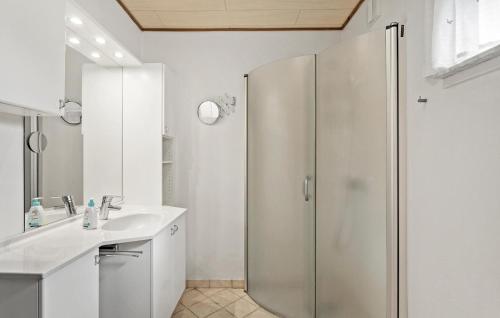 La salle de bains blanche est pourvue d'une douche et d'un lavabo. dans l'établissement Beautiful Home In Stege With Wifi, à Stege