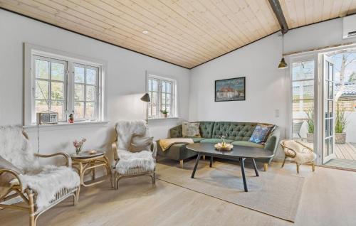Vejbyにある3 Bedroom Amazing Home In Vejbyのソファと椅子とテーブルのあるリビングルーム