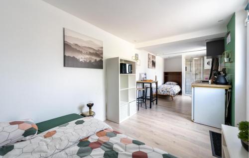Cet appartement comprend une chambre avec un lit et une cuisine avec un comptoir. dans l'établissement Stunning Apartment In Amblainville, à Amblainville
