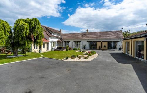 Stunning Apartment In Amblainville