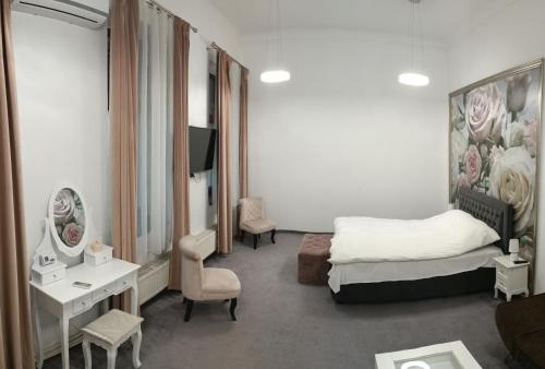 een hotelkamer met een bed, een bureau en een slaapkamer bij Samuel House in Sibiu