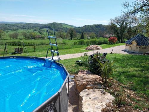 un jacuzzi dans une cour avec une cour dans l'établissement Kota Finlandais Vacances Insolites, à Véria