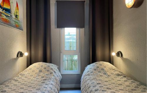 1 dormitorio con cama y ventana en 3 Bedroom Pet Friendly Home In Meijel, en Meijel