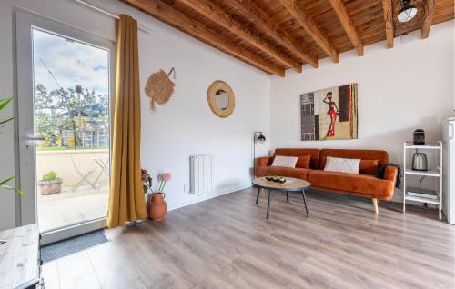 un salon avec un canapé et une table dans l'établissement Amazing Apartment In Amblainville, à Amblainville